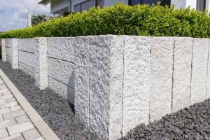 Neue Granitmauer im eigenen Garten