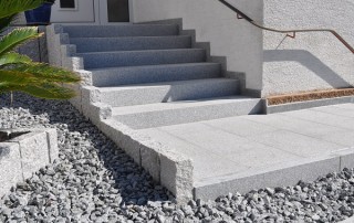 Außenanlage aus grauem Granit